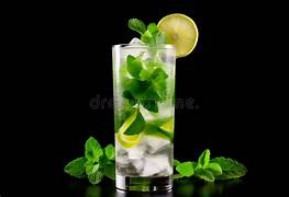 Mojito Un verre de mojito avec menthe, citron vert et glaçons sur fond noir.