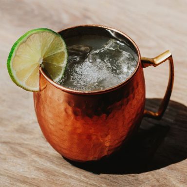 London Mule Mug en cuivre avec boisson pétillante et rondelle de citron vert.